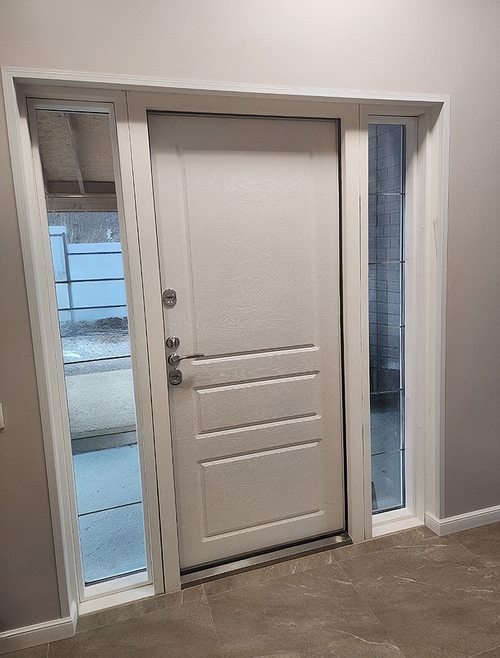 Дверь со стеклами по бокам Дверь со стеклами по бокам