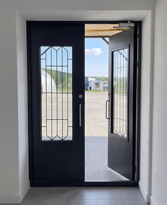 Двупольная остекленная дверь с решетками Двупольная остекленная дверь с решетками