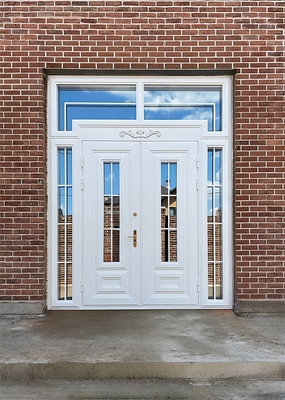 Двустворчатая белая дверь Двустворчатая белая дверь