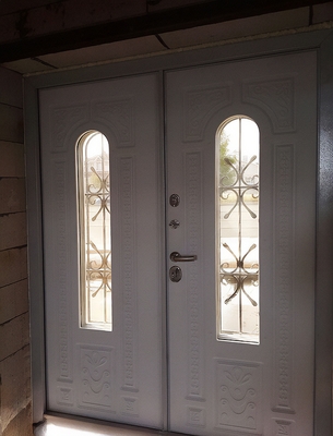 Двустворчатая белая дверь с ковкой Двустворчатая белая дверь с ковкой