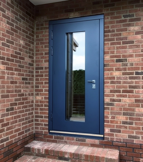 С большим стеклом в кирпичном доме