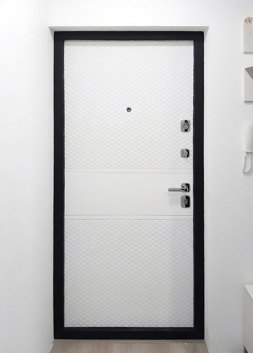 Входная дверь с прихожей квартиры Входная дверь с прихожей квартиры