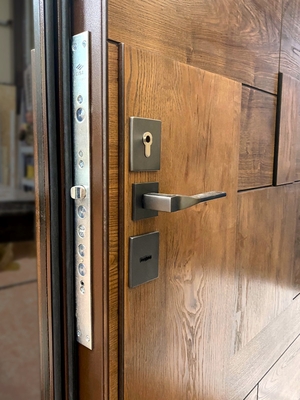 Замки и ручка, вид изнутри Замки и ручка, вид изнутри